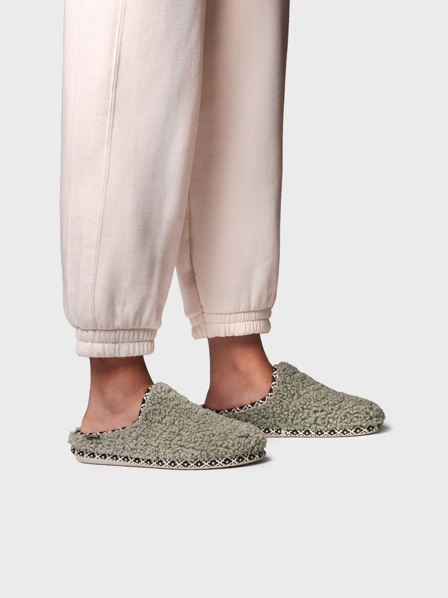 Women's clog-style house slipper in faux sheepskin | DARLA-SB