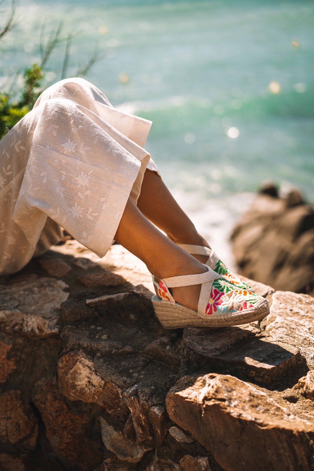 Espadrille compensée femme à broderies multicolores | MONTJOI