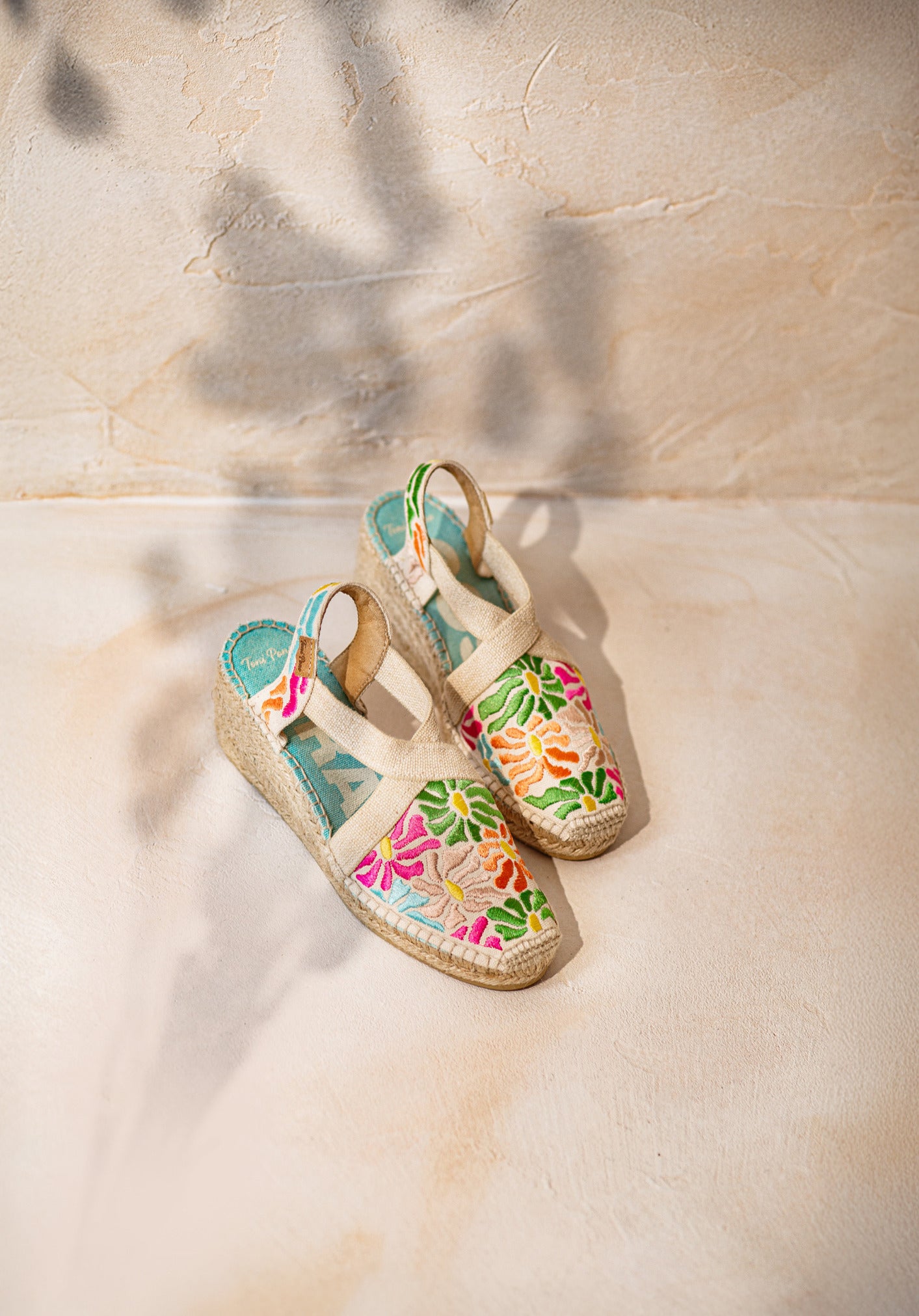 Espadrille compensée femme à broderies multicolores | MONTJOI
