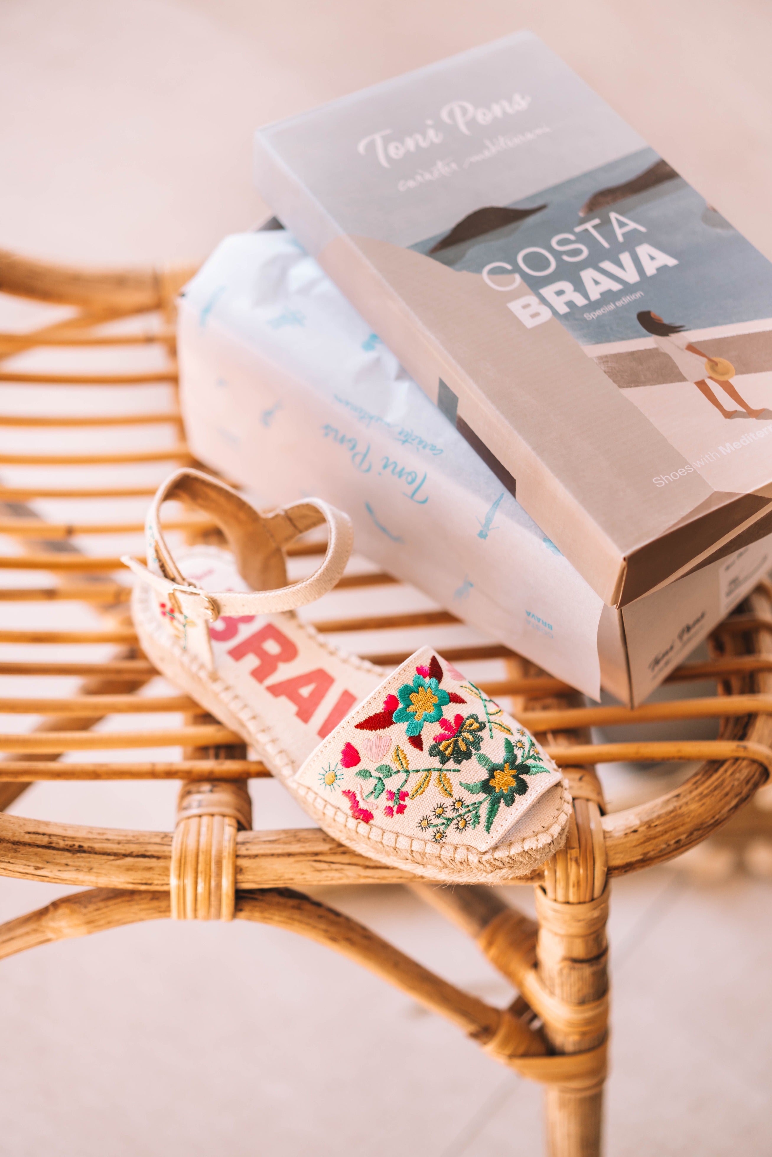 Women's flat sandal with multicoloured embroidery - GARBET