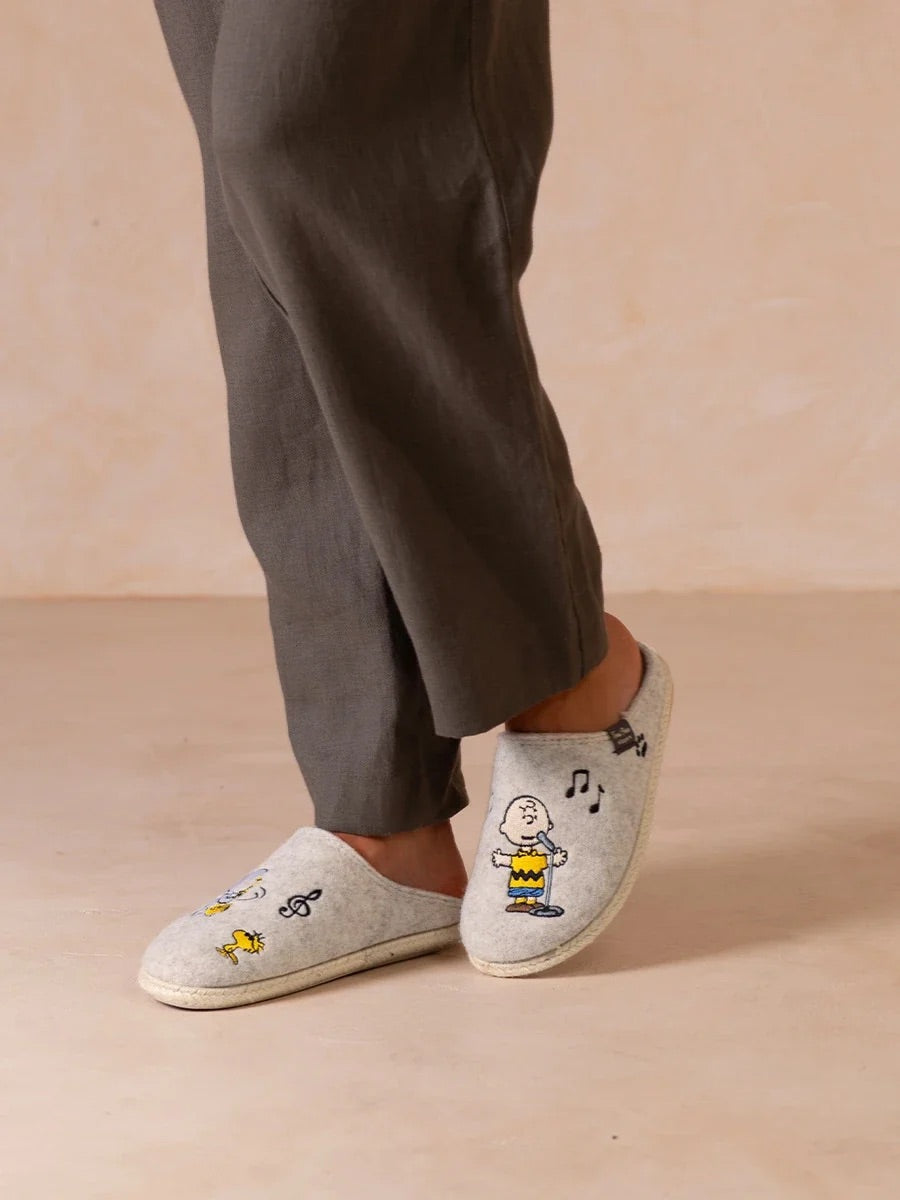 Chaussons d'intérieur style sabots en feutre Snoopy pour femme | SNOOPY