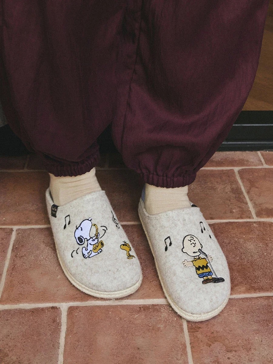 Chaussons d'intérieur style sabots en feutre Snoopy pour femme | SNOOPY